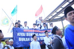 Tuntut Tanggung Jawab, Santri Sampang Gelar Aksi Bela Kiai di Depan The Trans Icon Surabaya