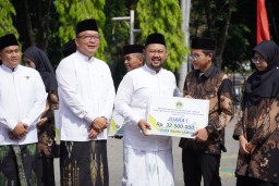 Bupati Yani Serahkan Reward kepada Kafilah Gresik Rp813 Juta