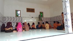 Ruang Kelas Ambruk, 69 Siswa SD di Sampang Terpaksa Belajar di Teras Rumah Warga