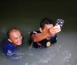 Petugas Damkar Gresik Rela Menyelam demi Mencari iPhone Milik Warga yang Tercebur ke Laut