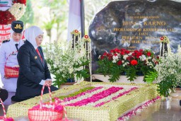 Gubernur Khofifah Pimpin Ziarah Makam Proklamator RI Jelang Hari Jadi ke-80 Jatim