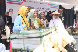 Pemkab Bojonegoro Salurkan Bantuan Modal untuk Ratusan Pedagang Rengkek