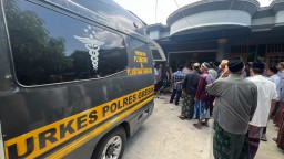 Polres Gresik Antar Jenazah PMI Asal Lowayu hingga Rumah Duka