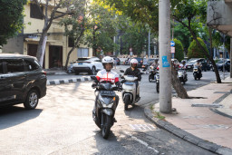 Tips Anti Celaka di Musim Hujan: Kenali Aturan Jarak Aman 3 Detik dari MPM Honda Jatim