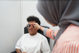 Lasik di NEC Surabaya Berhadiah iPhone 17 Pro Max Gratis! Rasakan Dunia Baru Tanpa Kacamata