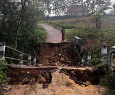 Jembatan Penghubung Desa di Karang Penang Sampang Ambruk Diterjang Hujan Deras