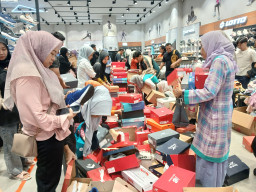 Sport Station Icon Mall Gresik Banjir Pengunjung, Diskon Sepatu Branded hingga 90 Persen