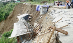 Tebing Pantai Sine JLS Tulungagung Longsor, Dua Warung Amblas ke Jurang