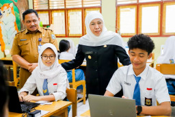 Jatim Siap Gelar Tes Kompetensi Akademik, Gubernur Khofifah Pastikan Listrik dan Internet Aman di SMAN 6 Surabaya