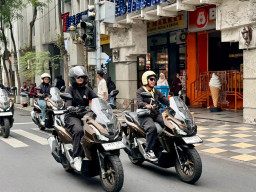 Tampil Stylish dan Tangguh, Lady Bikers ADV160 Jelajahi Kawasan Heritage Kota Surabaya