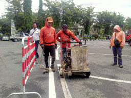 Pertegas Marka Jalan, Dishub Sampang Gelontorkan Anggaran Sebesar Rp 70,4 Juta
