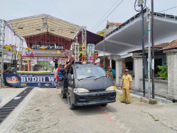 Harmoni Budaya di Balongpanggang, Sedekah Bumi Desa Tenggor Diwarnai Arak-arakan Piala dan Ludruk Budhi Wijaya