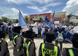 Ratusan Buruh Geruduk DPRD Bojonegoro, Tolak Perda Kawasan Tanpa Rokok