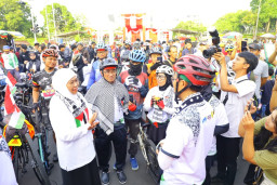Khofifah Berangkatkan Gowes Bareng 1.000 Km Ride For Palestine 2, Serukan Pesan Perdamaian Global