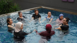 Premier Place Hotel Semarakkan Hari Kesehatan Nasional dengan Golden Hour Aqua Yoga