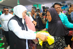 Gubernur Khofifah Pastikan Stabilitas Harga Bahan Pokok Jelang Nataru Terjaga Lewat Pasar Murah Merata