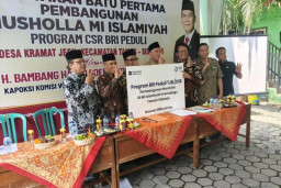 Anggota Komisi VII DPR Bambang Haryo Salurkan Bantuan untuk Pembangunan Mushala di Sidoarjo