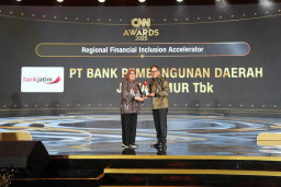 Konsisten Dukung Literasi dan Inklusi Keuangan, Bank Jatim Raih Penghargaan dari CNN Indonesia