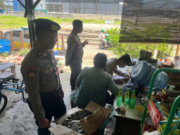 Respon Cepat Laporan Warga, Sat Samapta Polres Gresik Gerebek Penjual Miras di Dekat Stasiun Indro