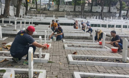 Sambut Hari Pahlawan, Komunitas Gresik Expresi Gelar Aksi Bersih-bersih TMP Gresik