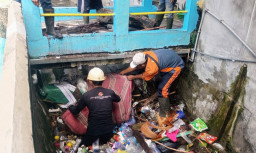 Tak Masuk Akal! Kasur dan Dipan Dibuang ke Selokan di Tengah Kota Gresik