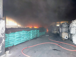 Gudang Karet di Sebuah Pabrik di Gresik Terbakar, Damkar Gresik Kerahkan Dua Pos Pemadam