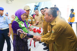 Gubernur Khofifah Tiba di Kendari, Disambut Gubernur Andi Sumangerukka untuk Gelar Misi Dagang Jatim–Sultra