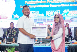 Hari Guru Nasional di Gresik, Bupati Yani Tegaskan Pembelajaran Harus Menyenangkan dan Berkarakter