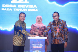 Gubernur Khofifah Lepas Enam Truk Produk Ekspor IKM Desa Devisa Senilai Rp5,8 Miliar