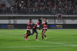 Bermain di Kandang Sendiri, Madura United Ditekuk Persib 1-4