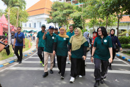 Gubernur Khofifah Berangkatkan Parade Defile Dies Natalis ke-71 UNAIR dan 112 Tahun Pendidikan Dokter