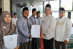 Wabup Gresik Alif Serahkan Insentif Kehormatan Tahap Kedua bagi Huffadz