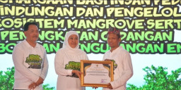 UTM Raih Penghargaan Gubernur Jatim atas Kontribusi Pelestarian Ekosistem Mangrove