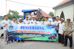 Perkuat Ketahanan Pagan, Wabup Alif Serahkan Traktor untuk Petani Gresik