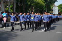 Perkuat Kekompakan Pegawai, 54 Regu Gerak Jalan Meriahkan HUT Ke-54 Korpri di Lamongan