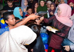 Gubernur Khofifah Kunjungi Pengungsi Pidie Jaya, Salurkan Bantuan dan Pastikan Tim Medis Jatim Segera Dikerahkan