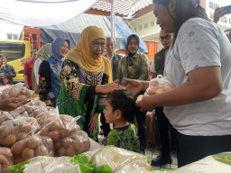 Gelar Pasar Murah di Kapas Bojonegoro, Gubernur Khofifah Tekan Inflasi dan Jaga Daya Beli Warga