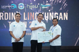 Perkuat Program Lamongan Hijau, Bupati Yes Serahkan Penghargaan Awarding Lingkungan Hidup 2025