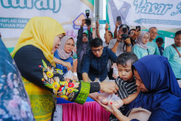 Tekan Inflasi dan Jaga Stok Sembako Tetap Aman, Gubernur Khofifah Gelar Pasar Murah di Simokerto Surabaya