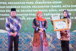 Gubernur Khofifah Serahkan Penghargaan Lingkungan Hidup 2025: Wujudkan Jawa Timur yang Lestari dan Berkeadaban
