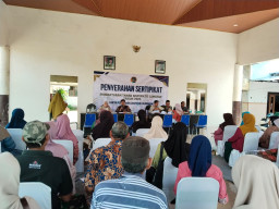 Tutup Tahun, Kantah ATR/BPN Tulungagung Bagikan Sertipikat Kepada Warga