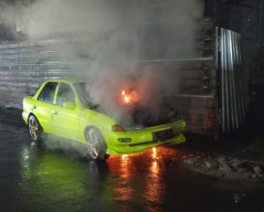 Mobil Tua di Jalanan Driyorejo Gresik Tiba-tiba Terbakar, Beruntung Pengemudi Selamat