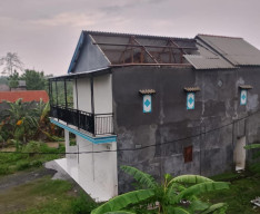 Ratusan Rumah Dihantam Puting Beliung di Gresik