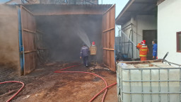 Blower Pabrik di Mayjend Sungkono Terbakar, Damkar Gresik Kendalikan Api dalam Dua Jam