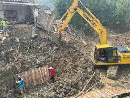 Excavator Diterjunkan, Normalisasi Sungai Cegah Longsor Meluas di Desa Clebung Kabupaten Bojonegoro