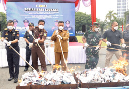 Bupati Gresik Musnahkan 9,8 Juta Batang Rokok Ilegal, Selamatkan Potensi Kerugian Negara Rp9,63 Miliar