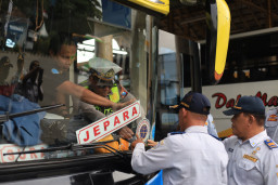 Sambut Libur Nataru 2026, Bus di Terminal Bunder Gresik Jalani Ramcheck Ketat