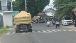 Truk Galian C Tanpa Penutup Terpal Masih Marak, Keselamatan Pengendara di Sumenep Terancam