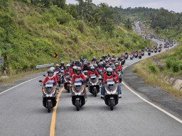 Ribuan Pecinta Honda PCX Padati Pantai Prigi 360 di Honda PCX Day 2025