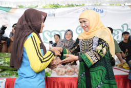 Gubernur Khofifah Optimis Kebutuhan Logistik Warga Terpenuhi di Penghujung Tahun